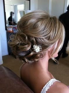 messy romantic bridal hair | Get inspired with these hand-picked bridal updos that are sure to ... Sanggul Modern, Updos For Medium Length Hair, Wedding Hairstyles Updo, Short Hair Updo, Short Hairstyle, Wedding Updo, Formal Hairstyles