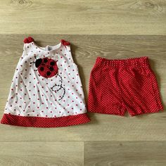 Nwot Baby Girl Sz 3-6m Kt Kenneth Too Summer Outfit. The Top Is White With Red Accents And A Cute Ladybug On The Front. The Shorts Are Red With White Polka Dots And Have A Stretchy Elastic Waistband. Red Cotton Short Sets, Playful Red Cotton Shorts, Red Bottoms For Spring Playtime, Cute Red Bottoms For Playtime, Strawberry Shortcake Outfits, Capri Outfits, Cute Ladybug, Girl Sweat, Seersucker Dress