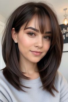 High Cheek Bones Hairstyles, Medium Voluminous Hair, Haircuts For Long Shaped Face, Short Haircut On Oval Face, Haircut Ideas 2024 Long Hair, Hair For Women Over 40 Round Face, Short Brown Hair With Bangs Straight, Thick Collar Bone Length Hair, Medium Hair For Heart Shaped Face