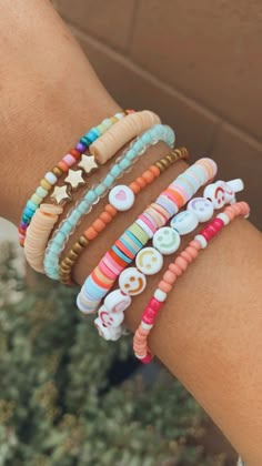 #pulseras #preppy Making Preppy Bracelets, Summer Bracelet Aesthetic, Clay Beaded Bracelets Summer, Aesthetic Preppy Bracelets, Preppy Stuff Bracelets, Cute Aesthetic Bracelet Ideas, Clay Bead Ideas Preppy Summer, Summer Preppy Bracelets, Aesthetic Bracelet Making