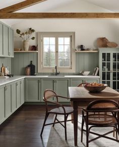 the kitchen cabinets and backsplash to create cottage charm is featured in this article