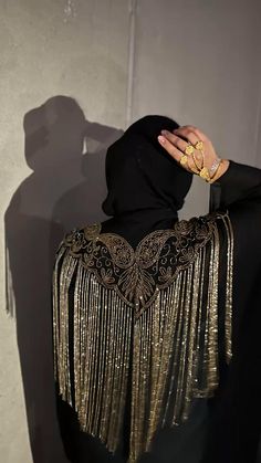 Model Outer, Sewing Wedding Dress, Velvet Dress Designs, Looks Country, Women Blouses Fashion, Beautiful Pakistani Dresses, Fashion Top Outfits, Unique Outfit