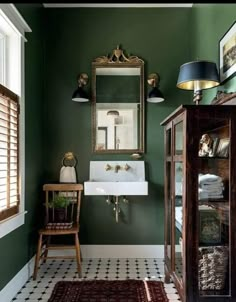 Cottage Plans, Victorian Interiors, Glass Display Case, Bad Inspiration, Interior Minimalista, Green Walls, Vintage Bathrooms, Bad Design, Style Deco