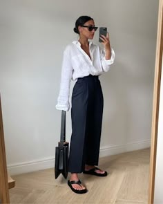 Marcela Damazo: 4 formas de usar camisa branca de um jeito cool Smart Casual Women Outfits Classy, Minimal Classic Outfit, Professional Fits, 2025 Wardrobe, Roast Dinners, London Office, Classic Clothing, Paris Mode, Mode Casual