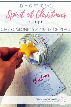 Diy Christmas Invitations, Diy Gift Ideas For Christmas, Christmas In A Jar, Christmas Gifts For Colleagues, Gift Ideas For Christmas, Neighbor Christmas Gifts, Diy Wedding Gifts