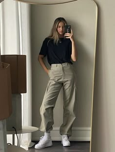 Tan Cargo Pants Outfit, Cargo Pants Outfit Fall, Outfit For Rainy Day, Hot Day Outfit, Khaki Pants Outfit, Korean Fashion Ideas, Pants Outfit Fall, Chique Outfits