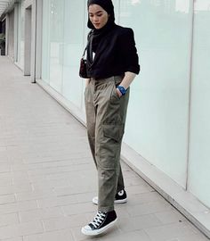 "14 Women's Cargo Pants with a Workwear Feel: Stylish and Functional" Streetwear Fashion Cargo Pants, Cargo Pants Outfit Hijab, Cargo Pants Outfit Girl, Outfit Celana Cargo, Outfit Celana, Cargo Pants Women Outfit, Pink Cargo Pants, Cute Sweatpants Outfit, Gap Outfits