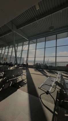 there are many benches in the airport terminal