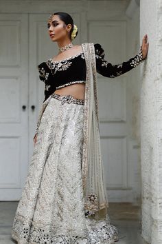 Lenghas Modern, Black Silver Lehenga, Silver Lehenga, Velvet Choli, Velvet Belt, Velvet Blouse, Lehenga Wedding, Gold Embellishment, Velvet Blouses