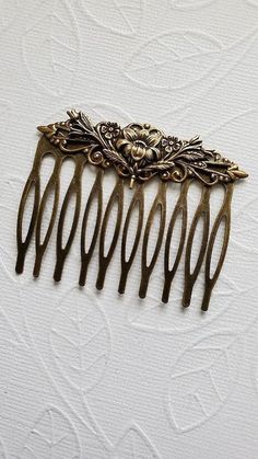 Floral Bouquet Haircomb This Beautiful Rose Floral Bouquet Haircomb is bronze and is captivating and Beautiful. This comb can be used for special occasions like weddings, or for everyday occasion.  ☻Link to More Hair Accessories: https://www.etsy.com/shop/FashionCrashJewelry?ref=profile_header&search_query=hair+accessories ☻Link to The ENTIRE SHOP: https://www.etsy.com/shop/FashionCrashJewelry?ref=shopsection_shophome_leftnav&ga_search_query=crystal%2Bnecklace Our Motto ~ Happy Customers Are Awe Antique Hair Accessories, Vintage Hair Pin, Vintage Things Aesthetic, Pretty Hair Clips, Hair Comb Aesthetic, 1900s Accessories, 1890s Accessories, Thrift Accessories, Vintage Jewelry Aesthetic