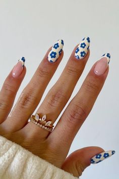 Most Gorgeous and Modern short nail art / printed nail trends 2024 Cute Spring Nails Simple Flower, White Nail Designs Flower, Cute Simple Nails Flower, Cute Blue Flower Nails, Flower Print Nail Art, March Nail Inspo Aesthetic, Blue White Summer Nails, White With Blue Flowers Nails, Colorful Floral Nails