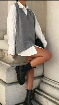 Gen Z Preppy Fashion, London Women Style, No Sleeve Turtleneck Outfit, Nyc Fall Outfits 2023, Minimal Aesthetic Outfits, Outfits Aesthetic Invierno, Outfits Invierno Aesthetic, Pastel Lifestyle, Minimal Winter Outfit