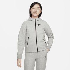 Cold weather doesn't stand a chance against you and your Tech Fleece. Our premium, lightweight fleece–smooth both inside and out–gives you plenty of warmth without adding bulk. From sledding to just playing in the cold—this hoodie is the cheat code to warming up without extra bulk or weight. Tech Fleece Hoodie, Nike Sportswear Tech Fleece, Nike Tech Fleece, Nikes Girl, Nike Tech, Tech Fleece, Nike Kids, Hoodie Girl, Heather Black