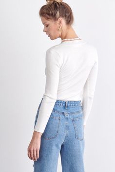 Ribbed knit long sleeve top with square neckline. Funky Tees, Nye Outfits, Jeans Models, Extra Long Sleeves, Ribbed Knit Top, Long Torso, Knit Long Sleeve, Long Sleeve Knit Tops, Straight Leg Denim