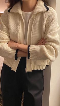 Black Fitted T Shirt Outfit, Frandinavian Outfit, Knitting Trends 2023, Zip Cardigan Outfit, Pullover Outfit, 가을 패션, Knit Fashion, Korean Outfits