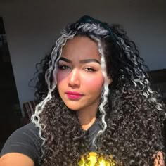 White Streak In Hair, Curly Hair Color Ideas, Curly Hair Color, Long Natural Curly Hair, Skunk Hair, Hair Color Underneath, Hair Curling Tips, Pastel Pink Hair