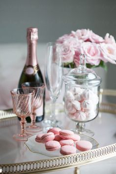 champagne & macarons Mocktails, Macarons, Cookie Recipes, Champagne, Table Decorations, Quick Saves