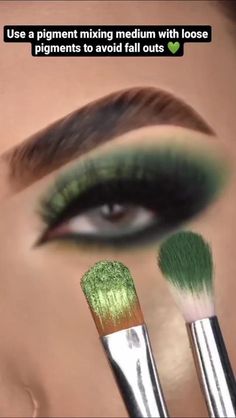 Glam Green Eye Makeup, Colorful Fall Makeup Looks, Green Eye Shadow Tutorial, Green Eye Shadow Ideas, Green Smoky Eyes Makeup, Make Up Yeux Vert, Make Up Yeux Bleus, Make Up Vert, Eye Make Up For Beginners