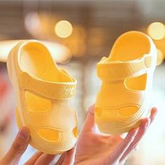 " Is het officieel Klompenweer? Wij denken van wel!

 Onze MINI ROMAN ™️ Clogs zijn absoluut het meest glamoureuze schoeisel voor warm weer om plezier en vreugde te brengen in het leven van uw kleine kind. Ze zijn gemaakt met EVA- materiaal voor een wolkachtig gevoel bij elke kleine stap.

 Ze kunnen worden gedragen als sandalen of pantoffels dankzij een veelzijdige riem aan de achterkant die de voeten niet samenknijpt voor een gemakkelijke slip 0n/off. Ook, waardoor het kind lange tijd op zijn gemak kan lopen zonder zich ongemakkelijk te voelen.


 Ze zijn verkrijgbaar in vier zomerse pastelkleuren, waardoor ze onweerstaanbaar zijn. 







 




 FLEXIBELE EVA-ZOOL 






 Lichtgewicht, duurzaam materiaal dankzij EVA Advanced Technology, waardoor het superzacht en zacht voor kindervoe Summer Plastic Non-slip Clogs, Summer Non-slip Plastic Clogs, Summer Closed Toe Plastic Clogs, Plastic Slip-on Clogs For Spring, Spring Slip-on Plastic Clogs, Cute Non-slip Summer Clogs, Plastic Clogs For Beach And Summer, Plastic Clogs For Summer Beach Wear, Non-slip Plastic Slip-on Clogs