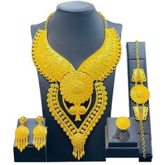 Dubai Gold Jewelry Set, Wedding Recipes, Jewelry 2022, Dubai Gold Jewelry, Bride Jewelry Set, Moroccan Jewelry, Indian Bridal Jewelry Sets, Big Jewelry, Gold Jewelry Sets