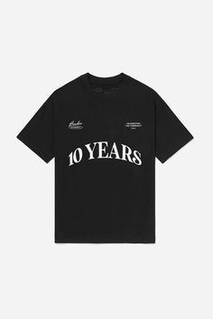 Camiseta Oversized 10 Years Black - Birden Co. | Loja Online / Online Store Fashion Quotes Instagram, Minimal Shirt Design, Top Brands Fashion, Apparel Design Inspiration, Great Gatsby Fashion, Fashion Logo Branding, Shirt Logo Design, Coffee Fashion, Shirt Design Inspiration