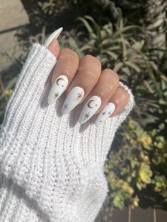 Almond Shaped Nails Designs, White Nails With Gold, Almond Shaped Nails, Disney Acrylic Nails, Fingernail Designs, Shaped Nails, Pointed Nails, Almond Shape Nails, Almond Shape