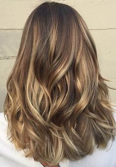 A melhor forma de clarear seus cabelos » STEAL THE LOOK Buttery Blonde Highlights, Carmel Blonde, Highlights Caramel, Blonde Summer, Buttery Blonde, Highlights Ideas, Golden Brown Hair, Brown Hair Shades, Carmel Color