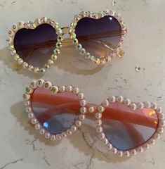 Decorate Heart Sunglasses, Cheer Squad Gifts Heart Glasses, Beaded Heart Sunglasses Diy, Decorate Glasses Aesthetic, Sunglasses With Writing On Them, Decorate Sunglasses Aesthetic, Heart Sunglasses Decorated, Beaded Heart Sunglasses, Diy Heart Glasses