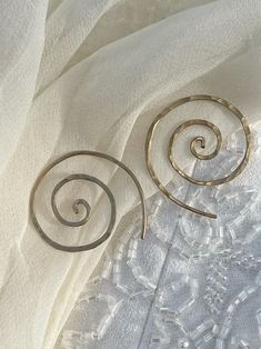 Spiral Gold Threader Earrings 1 1/2 Inch Hoop 20 Gauge Swirl - Etsy Israel Gold Threader Earrings, Threader Earrings Gold, Cute Piercings, Gold Filled Earrings, Solid Gold Jewelry, Threader Earrings, Earrings Black, Gold Filled Jewelry, Piercing Jewelry