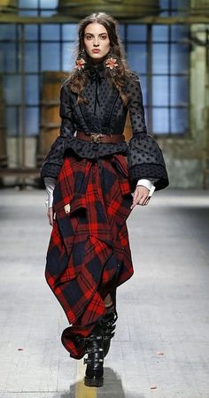 Tartan Skirt Outfit, Camille Hurel, Estilo Hippy, Tartan Skirt, Fashion Campaigns, Supermodels Runway, Fashion Now, Street Style Trends