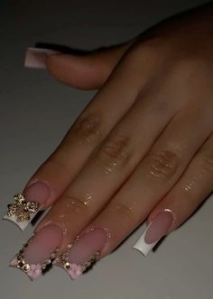 Latina Nail Inspo Medium, White French Tip With Gold Gems, Ombre Short Nails Acrylic, Latina Acrylic Nails Gold, Short Baddie Nail Ideas, White French Tip Nails With Gold Charms, Short Gold Nails, White Nails With Butterfly Charm, White French Tip Nails With Bow Charm