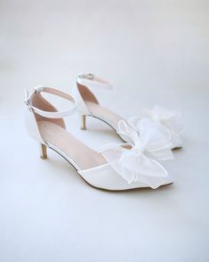 ivory satin low heels wedding shoes with organza bow Wedding Low Heels, Fall Wedding Shoes, Heels Kitten, Off White Shop, Pearl Wedding Shoes, Organza Bow, Glitter Shoes, Romantic Look, Pointed Toe Flats