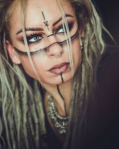 Une femme guerrière viking était une femme enterrée avec les accoutrements d'un guerrier viking professionnel d'élite dans une chambre funéraire du 10e siècle à Birka, en Suède. #viking #vikingclan #femmeguerrièreviking #femmeviking Viking Photoshoot, Viking Face Paint, Facial Art