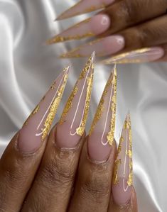 Black And Gold Stilleto Nails Designs, Nye Stilleto Nails, Brown Stilleto Nails Designs, Gold Stilleto Nails Designs, Birthday Nails Stiletto Medium, New Years Stilleto Nails, Gold Stiletto Nails Designs, Gold Stilletos Nails, Stilleto Nails Long Designs