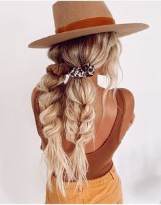 12 Beautiful Braided Ponytail Hairstyles You Can Easily Do Beach Holiday Hairstyles, Minimalist Hair Accessories, Concert Hairstyles, Braided Ponytail Hairstyles, Beach Hairstyles, Holiday Hairstyles, Braided Ponytail, Beach Hair