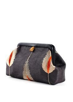 Sac Diy, Embroidered Clutch, Stylish Handbags, Bago, Magnetic Closure, Purses And Handbags, Feathers, Fashion Bags, Leather Bag