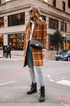 Women Combat Boots Outfit, Free People Sweater Outfit, Combat Boots Street Style, Boots Street Style, Fall Coat Outfit, Jeans And Combat Boots