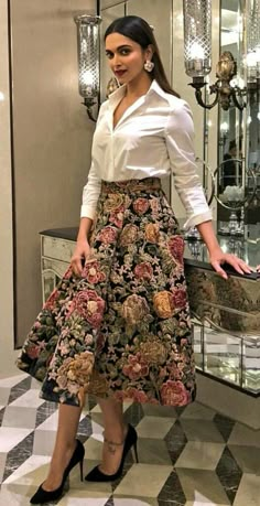 Bollywood actress Deepika padukone Skirt Tulle, Salwar Kamiz, Trendy Dress Outfits, Stylish Party Dresses, Stylish Dress Book, Stylish Dresses For Girls