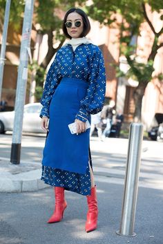 How to Wear Bold Colors This Fall: Blue Fall Blue, Looks Street Style, Red Boots, Milan Fashion Weeks, Street Style Inspiration, Mode Inspo, Winter Outfits Women, Mode Vintage, Street Chic