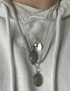 #aesthetic Silver Jewelry Outfits, Cool Girl Silver Jewelry, Necklace Stacks Silver, Stacked Silver Jewelry, Jewelry Stack Silver, Silver Jewelry Outfit, Jewelry Aesthetic Silver, Silver Jewelry Stack, Silver Necklace Stack