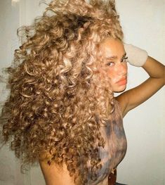 #hair #blondhair Honey Blonde Hair Curly, Strawberry Blonde Curly Hair, Honey Blonde Curly Hair, Honey Blonde Curls, Curly Hair Blonde, Dark Skin Blonde Hair, Honey Blonde Ombre, 3b Curly Hair, Blonde Afro