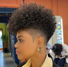 Tapered Haircut For Women, Curly Hair Fade, Short Hair Designs, Short Shaved Hairstyles, Curly Pixie Haircuts