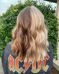 Dark Blonde Split Dye, Brown And Blonde Hair Half Split, Natural Hair Split Dye, Brown Blonde Dyed Hair, Hair Color Inspiration Split Dye, 4 Section Split Dye Hair, Split Dye Hair Ideas Brown, Blonde Hair Split Dye, Color Split Hair