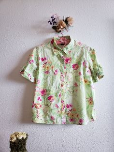 Gepetto Women Shortsleeve Summer Floral Top Shirt Rhinestone Embellished Size S. Made in Bangladesh .Cotton 97% lycra 3%.  Slightly stretchable.  In very good used condition. Dimensions laying flat: height 23"  between armpits 22"  sleeve 8.5". Green Floral Print Top With Collar, Green Collared Top With Floral Print, Green Short Sleeve Stretch Shirt, Green Stretch Short Sleeve Shirt, Summer Floral, Floral Top, Womens Clothing Tops, Floral Tops, Favorite Outfit