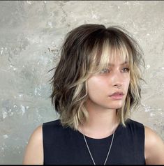 Brunette Balayage Hair Bob Straight, Hot Goth Hairstyles, Haircut Ideas Collar Bone Length, Shag Short Hair With Bangs, Edgy Womens Hair, Money Piece With Short Hair, Shaggy Above Shoulder Hair, Short Hair Bangs Heart Face, Wash And Go Short Hairstyles For Women