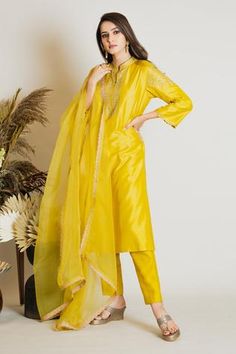 Shop for Maliha by Anar and Anoli Yellow Chanderi Silk Kurta Set for Women Online at Aza Fashions Kalidar Kurta, Kurta Set With Dupatta, Yellow Anarkali, Yellow Kurta, Yellow Suit, Salwar Kamiz, Monochrome Outfit, Silk Kurta, Straight Kurta