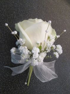 Pearl Boutonniere, Corsage With Pearls, Pearl Corsage, Boutineer Ideas Diy, Mother Of Bride Corsage, White Wedding Flowers Centerpieces, Prom Flowers Corsage, Corsage And Boutonniere Set, Prom Corsage And Boutonniere