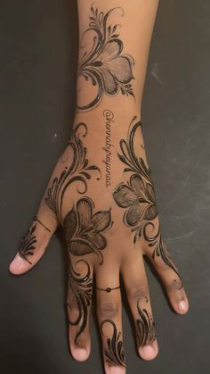 Two Hands Henna Designs, Henna Design Ideas Hand, Women Tattoos Arm Sleeve, Henna Designs On Chest, Heart Henna Tattoo, Colored Henna Tattoo, Henna Designs For Chubby Hands, Sudanese Henna Designs Hands