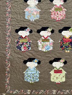 This beautiful quilt with Kimono girls, made after a Tilda pattern, is Wonderful for a bedspread in a girls room. It's adjusted for a bed of 2 m long and 0.8 m wide Pennies From Heaven, Fiber Art Quilts, Sewing Quilts, Kokeshi Dolls, Vintage Valentines, Star Quilt, May 31, Beautiful Quilts, Girl's Room