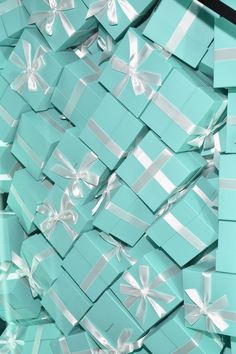 Tiffany & Co, Tiffany And Co Aesthetic, Tiffany Wallpaper, Tiffany And Co Box, Chanel Wallpapers, Tiffany Party, Aesthetic Necklace, Tiffany Box